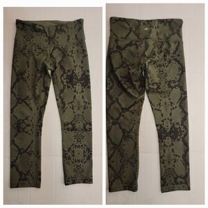 Lululemon SZ 4 Crop Leggings Wunder Under 23" Green Snakeskin Luxtreme Women's